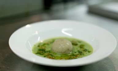 Ritorno a casa, a dish by Pietro Leemann, Joia's chef in Milan is an evolution of Verso sera and can be included among the great vegetarian soups signed by the Ticinese chef