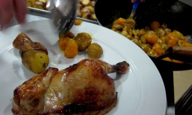 Il Pollo Baffo d'oro, uno speciale pollo arrosto con il quale lo chef Marco Pirotta ha partecipato in estate alla prima edizione del Premio Birra Moretti Grand Cru, un galletto nel quale la birra viene iniettata nelle carni e nel ripieno per esaltare al massimo l'originale matrimonio di sapori. Missione compiuta al Natale di Identità Golose