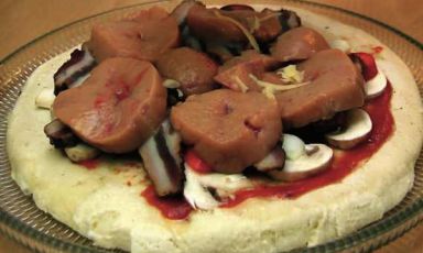 La Pizza ai testicoli prima di essere infornata e cotta, ricetta ben poco appetitosa dello chef serbo Ljubomir Erovic