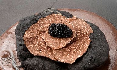 Here’s Pizza in black, the black pizza (the colour is given by vegetable charcoal) created by Vitantonio Lombardo as a tribute to Davide Scabin, chef and patron at Combal.zero in Rivoli near Torino. The owner of Locanda Severino in Caggiano, a village on the border between Campania and Basilicata, charms with the scents of the black truffle from his land. Beware: the caviar is not made with sturgeon, it doesn’t come from the sea, in fact 