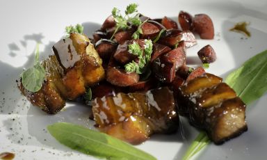 Pancia di maiale laccata alla birra moretti zero, insalata di ciliegie, cicorino, origano fresco e i suoi fiori, piatto di Vladimiro Poma, sous chef dell'Erba Brusca di Milano, finalista nell'edizione 2012 del Premio Birra Moretti Grand Cru. Si &egrave; appena chiusa la prima selezione della terza edizione: quest'anno il maiale lascia spazio a lumache, quaglie e animelle