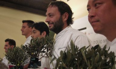 I cinque chef che ad Andria in Puglia hanno dato vita alla kermesse 2011 di Qoco. Da sinistra verso destra, Felice Sgarra, Enrico Panero, Ishii Hidenao, Ugo Alciati e Alex Pilas. Per tutti loro, per ricordo, una pianta bonsai di olivo di cultivar Coratina