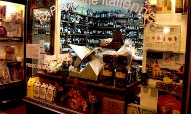 La vetrina di RAP, l'épicerie italienne di Alessandra Pierini al 15 di rue Rodier nel nono arrondissement di Parigi. E' lì che sabato 12 aprile si celebrerà la prima tappa del Mondiale di Pesto al Mortaio 2016 a Genova
