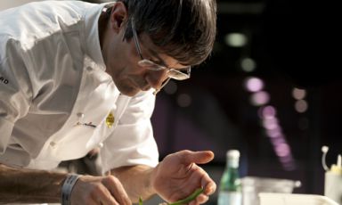 Roberto Petza, cuoco del S'Apposentu e tra i sostenitori più attivi della giornata dedicata alla Sardegna. Sua una lezione originale che costringe la pecora a prendere il largo (foto Michele Bella)
