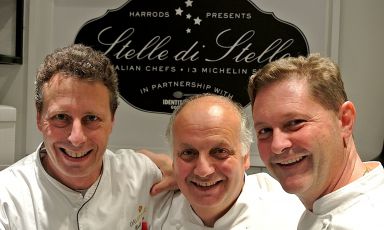 Foto ricordo tra chef alla fine del servizio di giovedì 2 ottobre a Stelle di Stelle, il ristorante creato da Identità Golose all'interno di Harrods a Londra. Da sinistra: Paolo Rota, terzo chef da Vittorio a Brusaporto in provincia di Bergamo e cognato di Chicco Cerea (a destra nella foto) avendone sposato la sorella Rossella. Al centro Giuseppe Silvestri, head chef del mega emporio del lusso in Brompton Road