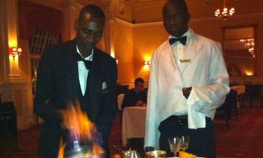 Il momento della Crêpe Suzette  alla Livingstone Room, il principale ristorante del Victoria Falls Hotel, telefono +263 13 44751.