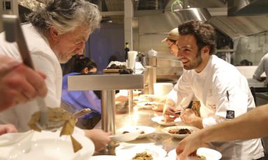 Davide Scabin e Gianluca Esposito, lo chef e patron del Combal.zero di Rivoli in provincia di Torino e lo chef del Ristorante Italia al quarto piano di Eataly Roma all'Ostiense nello scatto di Nicola Farinetti. Lunedì 4 marzo il piemontese ha dato vita con Esposito a una ottima cena, scandita da piatti e vini di razza, da ricordi importanti e dall'annuncio che è prossimo a cambiare città entro fine anno
