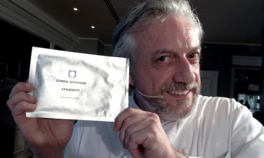 Davide Scabin, chef e patron del Combal.zero a Rivoli in provincia di Torino, ieri alle Strade della Mozzarella a Paestum ha presentato tre modi nuovi di vivere e godere la mozzarella di bufala: terrina, carpaccio e condimento di una porzione pasta sottovuoto. Nella busta, la stessa pensata per il menù dell'astronauta Luca Parmitano quando era in orbita attorno la Terra, una porzione di spaghetti pomodoro e basilico, busta da riscaldare 4 minuti a bagnomaria per poi aprirla e versala in una fondina. Il tutto in anteprima qui in Campania, obiettivo l'Expo 2015 a Milano