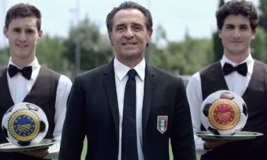 Cesare Prandelli in un frammento dello spot "Io Mangio italiano", girato per sostenere i prodotti alimentari nazionali. Il ct della nazionale azzurra cura maniacalmente la dieta dei 23 convocati in Brasile. Funzionerà? La prima risposta è attesa nella notte tra sabato e domenica, al debutto contro l'Inghilterra (L'intervista che segue è stata pubblicata sulla rivista svedese Fool numero 4, www.fool.se)