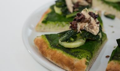 Pizza Italia 2015 according to PizzaUp: dough made with Petra 1 flour and mother yeast, topping with mackerel in oil, potatoes, black cabbage, dry thyme, oregano, basil plus the delicately bitter touch of black olives (photo by Thorsten Stobbe)