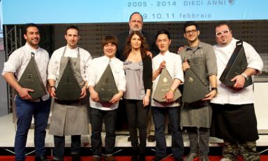The prize-giving of the first edition of the competition linked to Taglio Sartoriale Internazionale, promoted by Consorzio Tutela Grana Padano, took place on the stage of the Auditorium hall of Identit&agrave; Golose on Tuesday February 11th. The finalists were six: left to right there&rsquo;s first of all the winner, Denny Imbroisi, then Anton Pozeg, Kei Fukada, Elisabetta Serraiotto (and behind her Paolo Marchi), Isamu Hirayama, Giorgio Rapicavoli and finally Marco Iachetta
