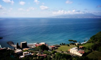 La bellezza del panorama dalle alture di Seiano, frazione di Vico Equense, dalla quale lo sguardo spazia su Marina Equa in basso e il Vesuvio sullo sfondo. Facile distinguere la Torre del Saracino sotto a sinistra