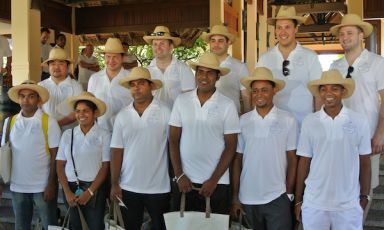 I dodici chef coinvolti nella nona edizione del Festival culinario Bernard Loiseau, nel resort Constance Belle Mare Plage sull'isola di Mauritius. In prima fila, da sinistra verso destra, i concorrenti impegnati nelle cucine di Mauritius, Seychelles e Maldive: Dammika Sarath, Sasha Dinnoo, Dinushan Patabadage, Yogessen Ramen, Emmanuel Fortuno e Sandy Sokalingum. Alle loro spalle i sei ospiti stellati, tutti e sei in arrivo dall'Europa anche se solo in cinque sono europei. Sempre da sinistra verso destra: Masashi Ijichi, Tim Allen, Jens Rittmeyer, Nicolas Masse, Mirto Marchesi e Jacob Holmstrom