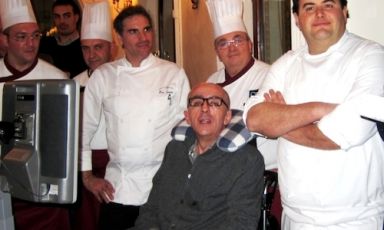 Pasquale Tuccino Centrone festeggiato da Pino Lavarra e Gennaro Esposito venerdì 13 gennaio a cena a Castellana Grotte in provincia di Bari. Il ristoratore di Polignano, famoso per le proposte di pesce crudo, soffre di SLA, è inchiodato alla sedia a rotelle e per comunicare usa un computer con tastiera che va azionata con lo sguardo dallo stesso malato. Ha fondato l'associazione AttivaMente Puglia per raccogliere fondi a favore di chi soffre e favorire la ricerca