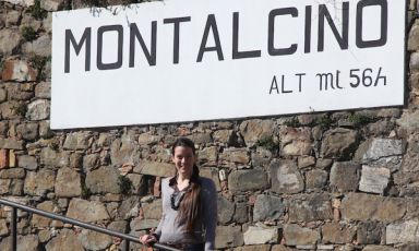 Foto ricordo per Tunde Pecsvari a Montalcino, la perla vitivinicola della provincia di Siena. Ungherese, in Italia da quasi vent'anni, prima Roma e poi Milano, la Pecsvari è socia in due locali di corso Garibaldi a Milano, il giapponese Bento e l'italo-toscano Osteria Brunello. Sommelier, a febbraio ha ritirato a Montalcino il premio Leccio d'Oro per una carta dei vini nella quale brilla il Brunello