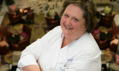 Valeria Piccini sorride dalla terrazza che domina il salone centrale del Winter Garden, ristorante d'haute cuisine del St. Regis di Firenze (foto Alessandro Moggi)