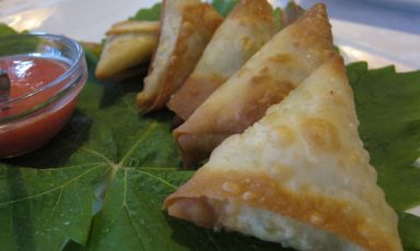 Il Samosa di patate, piselli e curcuma di Vinod Sookar, 40 anni, chef mauriziano, arrivato in Italia nel 1998. Vinod ha sposato Antonella Ricci, una delle colonne femminili del Fornello da Ricci a Ceglie Messapica in provincia di Brindisi, telefono +39.0831.377104. A parte la loro grande interpretazione dei sapori pugliesi, nel loro ristorante c'è la possibilità di prenotarsi per un profumatissimo viaggio nei sapori dell'Oriente