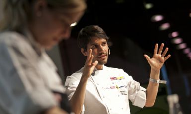 Il peruviano Virgilio Martinez del ristorante Central di Lima (e altri), astro della nuova cucina peruviana e tra i cuochi della giornata di Identità Naturali, un focus molto intenso sulla frutta e sulla verdura, temi destinati a crescere esponenzialmente (foto di Michele Bella)