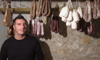 William Zonfa, aquilano di 29 anni, compiuti a giugno, chef dei due ristoranti all'interno della Magione Papale, il relais di campagna in via Porta Napoli 67/1 a L'Aquila, città distrutta dal terremoto del 6 aprile 2009. La stella Michelin nell'edizione 2012 rappresenta un raggio di sole per una città che vuole tornare a vivere una vera vita.