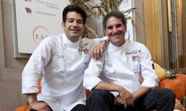 George Mendes, italo-portoghese del ristorante Aldea di New York e Pino Lavarra, pugliese ma da 12 anni ai fornelli del Rossellinis del Palazzo Sasso di Ravello, Salerno, in Costiera Amalfitana. La foto è di Francesca Brambilla e Serena Serrani