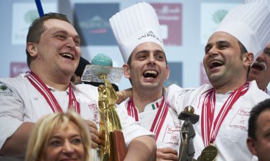 L'esultanza degli italiani durante la premiazione a Lione: è loro la Coppa del Mondo di Pasticceria 2015. Da sinistra, Emmanuele Forcone, Francesco Boccia e Fabrizio Donatone