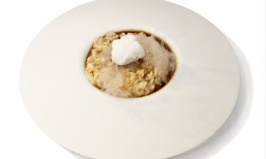 Stefano Cipollini is the sous-chef at restaurant La Montecchia in Selvazzano Dentro, Padua. For his first course at Premio Birra Moretti Grand Cru he presented a risotto rich in strong flavours, made precious by a frozen Birra Moretti meringue 
