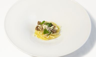 26-year-old Carmine Di Domenico, sous-chef at restaurant Casa del Nonno 13 (S. Eustachio, Salerno), after presenting a dessert in which lemon had the main role, moves to his savoury dish. In this pasta the sauce is based on the balance between chicken, eel and aromatic herbs 
