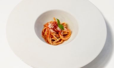 This dish, presented by Maurizio De Riggi, chef at Markus in San Paolo Bel Sito (Naples) for the finals of Premio Birra Moretti Grand Cru, plays with the guests’ perception. Making them think this is a first course, and then surprising them with the pairing of cherry tomatoes with strawberries and cinnamon 