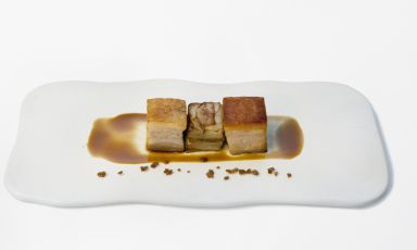 After having illustrated his dessert, Nicholas Bonati, sous-chef at restaurant Il Giardinetto in Pettenasco (Novara), completes his mini-menu for the finals of Premio Birra Moretti Grand Cru 2014 with this savoury dish, which was awarded for the best use of beer
