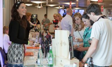 Dopo una seconda giornata molto densa, le degustazioni del Roma Food&Wine Festival procedono oggi, terzo e ultimo giorno, con "Salviamo il Tazzelenghe" (ore 16) e "Autoctoni, famosi o del tutto sconosciuti" (ore 19). Ci sono anche i blind test di Birra Moretti, con i sommelier Matteo Zappile e Marco Amato (foto di Federica Tafuro)