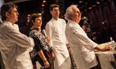 Da sinistra, il cuoco della Cassinetta Fabio Barbaglini, la presentatrice della giornata in Auditorium Francesca Barberini, Massimiliano Alajmo delle Calandre ed Ezio Santin, gloria della cucina italiana, omaggiato nella prima giornata del congresso (foto di Alessandro Castiglioni)