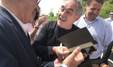 Ferran Adrià festeggiato al Castello di Grinzane Cavour; alla sua sinistra Terry Giacomello, ora chef del ristorante Inkiostro a Parma, per circa quattro anni al Bulli a Rosas, il celeberrimo locale dello chef catalano

