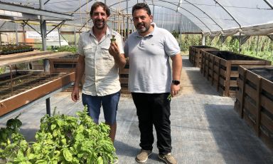 A destra, Giuseppe Mancino, chef del ristorante Piccolo Principe del Grand Hotel Principe di Piemonte di Viareggio, qui in visita all’azienda agricola Biodinamica Mediterranea. Al suo fianco, il titolare dell'azienda di Marina di Pietrasanta, Luca Salvatori
