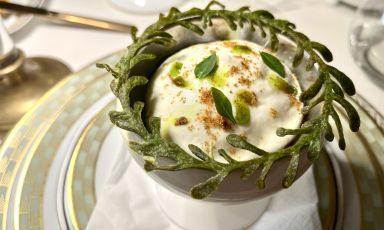 Polpa di pomodoro, mozzarella di bufala e basilico, piatto al principio del prossimo menu estivo del ristorante Cracco in Galleria, Milano, al debutto martedì 5 luglio prossimo (foto Zanatta)
