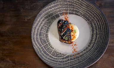 Ventresca di tonno rosso del Mediterraneo alla brace con salsa "pipirata" al carrubo e intingolo di patate al Ragusano DOP è il Piatto del 2022 di Joseph Micieli, chef del ristorante Scjabica - Cuoco Pescatore, a Punta Secca, Ragusa. Crediti foto Giuseppe Bornò

