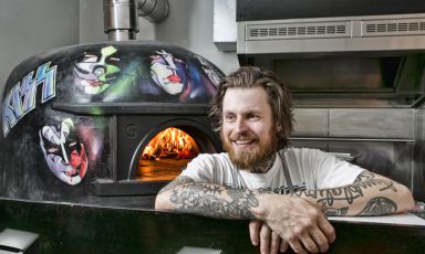 Si chiama Black Axe Mangal e l'ha aperto Lee Tiernan (nella foto di Adrian Lourie), a lungo head chef del St. John Bread & Wine di Spitalfields: sala da pranzo fluorescente, musica metal ad alto volume e piatti molto interessanti, con grande attenzione ai lievitati. Al 156 di Canonbury road, Highbury & Islington
