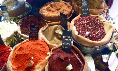 Atene &egrave; un caleidoscopio di colori, profumi, aromi. E' bello perdersi nei suoi mercati, dove il legame col mondo arabo e orientale &egrave; testimoniato dalla ricchezza di spezie. Vi raccontiamo il nostro viaggio