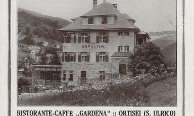 Una foto storica dell'Hotel Gardena a Ortisei, struttura ormai leggendaria, cinque stelle lusso e affiliata Relais & Châteaux. In queste settimane festeggia i suoi primi cent'anni
