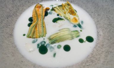 Zuppa fredda di mandorle con fiori di zucca, piatto di Fabio Abbattista nel suo Abba a Milano
