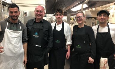 La squadra (quasi) al completo del ristorante Il Palmizio, ad Alba Adriatica, in provincia di Teramo: da sinistra Patrizio Di Fabio, Valerio Di Mattia, Mattia Felicetti, Jelena Kovaljova e Maicol Capriotti
