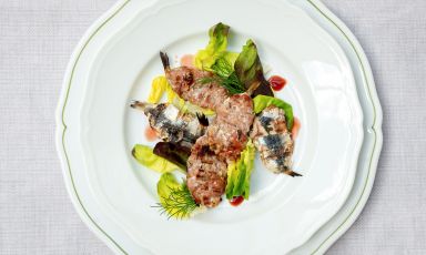 Acciughe e salsiccia grigliata con insalata aromatica e vinaigrette di Sangiovese è il Piatto del 2023 di Maria Probst e Cristian Santandrea, chef dell'Osteria Torre a Cona di Rignano sull'Arno (Firenze)
