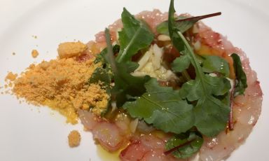 Il Carpaccio di gamberi rossi di Mazara di Alessandro Narducci, chef di Acquolina, ristorante all'interno del The First Hotel a Roma
