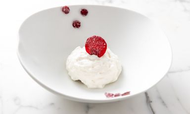 Rosa, litchi e mandorla, un dessert che è piaciuto moltissimo a Paolo Marchi. Ce lo descrive il suo ideatore, Ciro Scamardella, chef del Pipero a Roma
