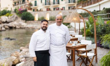 Lo chef Agostino D’Angelo, del ristorante Brezza al Villa Sant’Andrea, A Belmond Hotel di Taormina, con Pino Cuttaia de La Madia di Licata (Agrigento)
