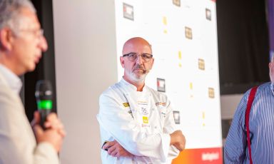Franco Pepe, pizzaiolo di Pepe in Grani a Caiazzo, sul palco di #IGMI21 col giornalista Leopoldo Gasbarro. Foto Brambilla/Serrani

