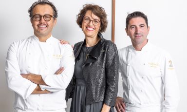 Stefania Moroni tra Alessandro Negrini e Fabio Pisani. Lei, figlia di Aimo e Nadia Moroni, &egrave; ceo del Gruppo Aimo e Nadia, da tempo impegnato - tra le altre cose - a una migliore qualit&agrave; del lavoro in brigata
