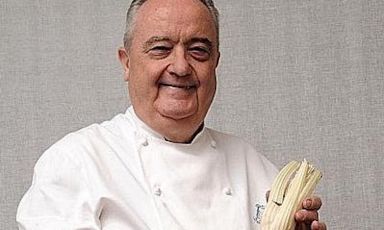 Aimo Moroni (1934-2025), toscano di Pescia (Pistoia), ha aperto Il Luogo di Aimo e Nadia nel 1962 a Milano

