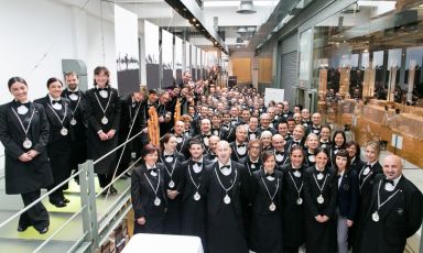 Foto di gruppo per i sommelier di Ais, prima della presentazione della Guida Vitae 2015 di lunedì scorso al Magna Pars Hotel di Milano. Oltre a loro, i protagonisti dell'evento sono stati gli oltre 400 vini offerti in degustazione, scelti tra quelli che si sono aggiudicati un punteggio di 90 o superiore (Foto di Sonia Santagostino)