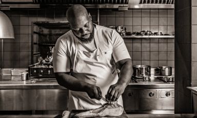 Ayo Adeyemi, chef di Akoko, una stella Michelin, Londra (foto Sim Canetty-Clarke)
