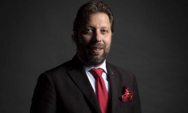 Andrea Coppetta Calzavara è arrivato a Le Calandre non ancora trentenne, dopo diverse e prestigiose esperienze internazionali. Oggi è il direttore del ristorante
